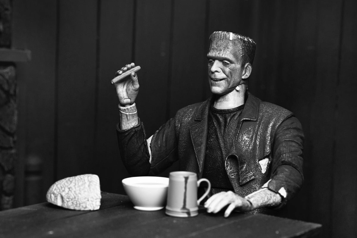 Bride of Frankenstein (Black & White) – Universal Monsters Ultimate Frankenstein's Monster Action Figure Action Figure - Tophatter Daily Deals
