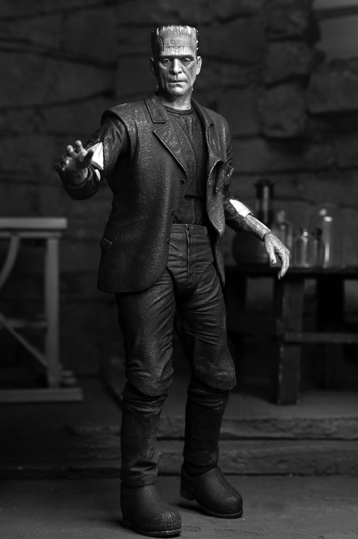 Bride of Frankenstein (Black & White) – Universal Monsters Ultimate Frankenstein's Monster Action Figure Action Figure - Tophatter Daily Deals