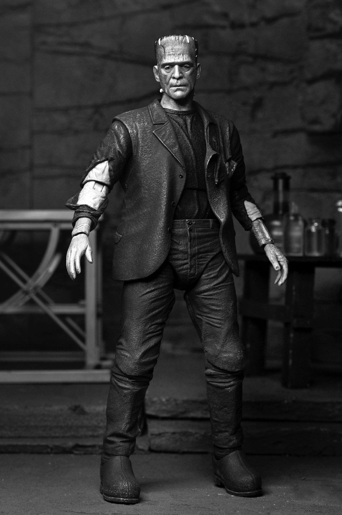 Bride of Frankenstein (Black & White) – Universal Monsters Ultimate Frankenstein's Monster Action Figure Action Figure - Tophatter Daily Deals