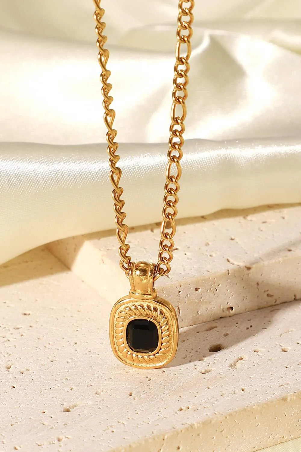 18K Gold Plated Inlaid Rhinestone Pendant Necklace Necklaces - Tophatter Daily Deals
