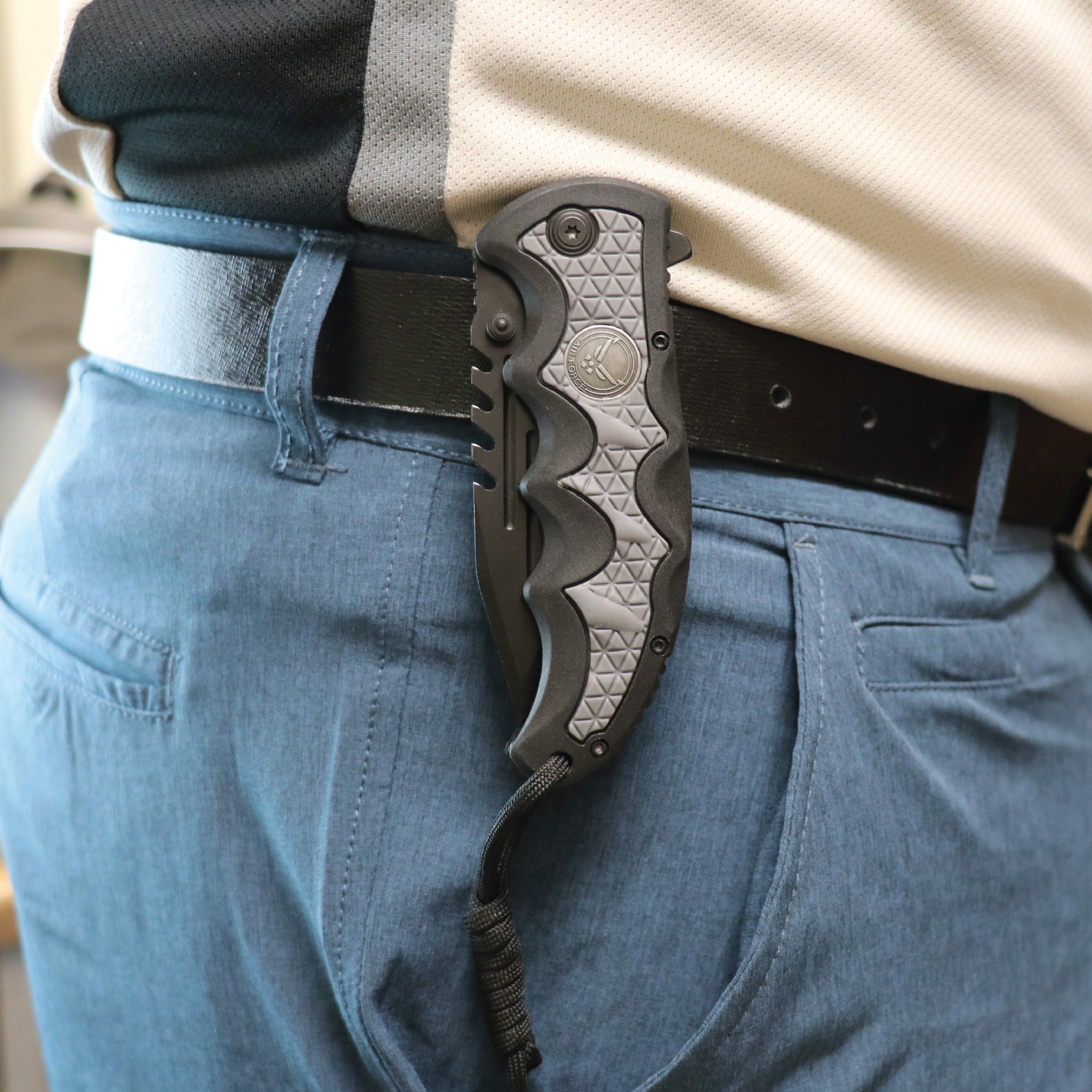 Military Medallion 8.5" Rescue Knife Knife - Tophatter Daily Deals