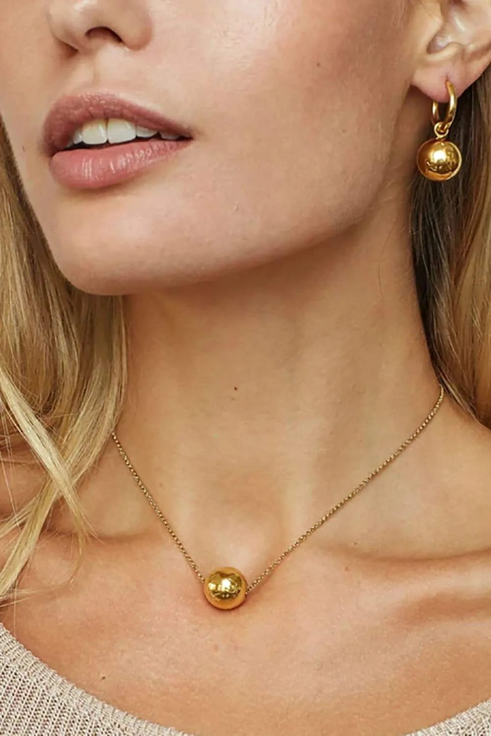 18K Gold-Plated Round Shape Pendant Necklace Necklaces - Tophatter Daily Deals