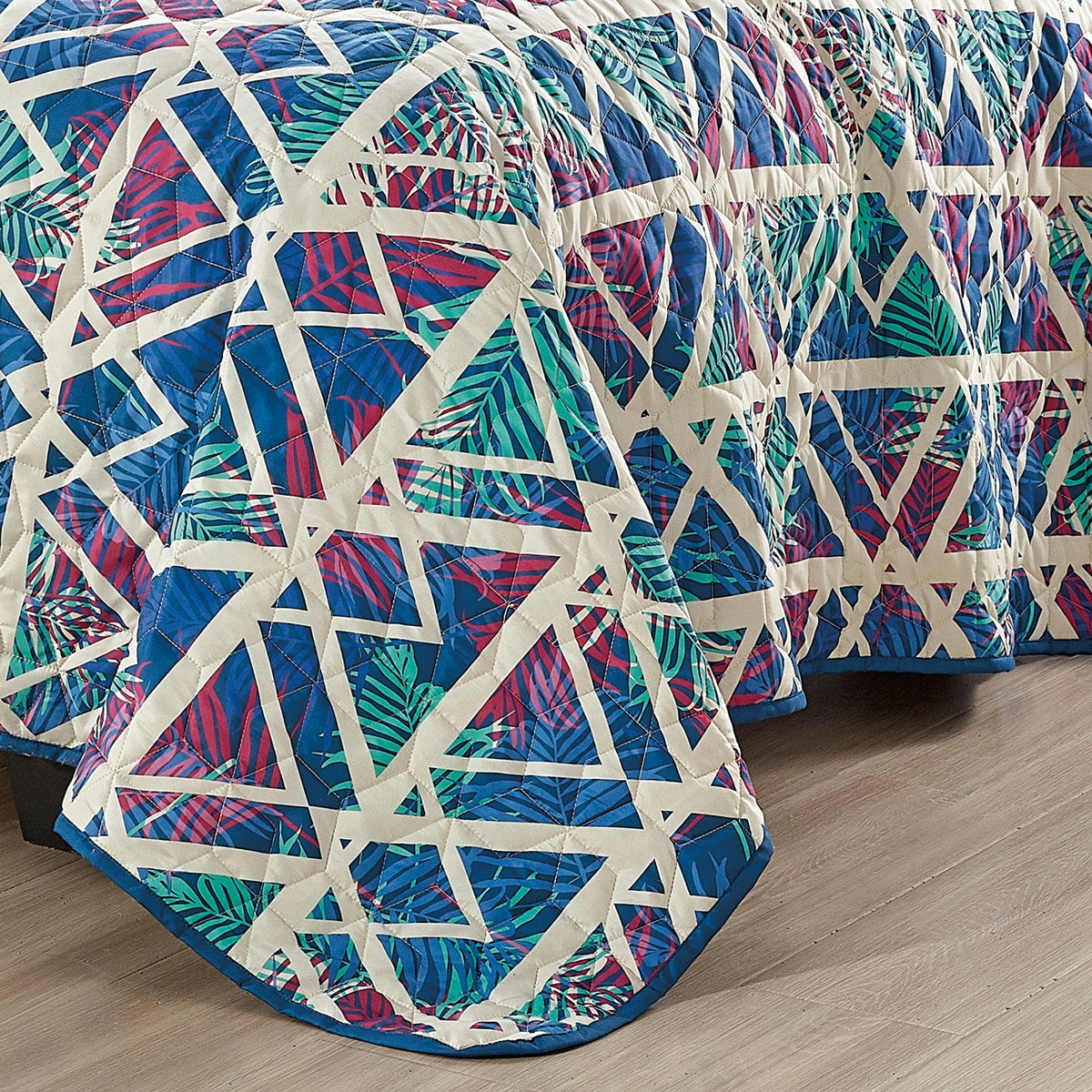 Reversible 3-Piece Geometric Triangle Bedspread Set - Quilted Coverlet with Pillow Shams Bedding - Tophatter Daily Deals