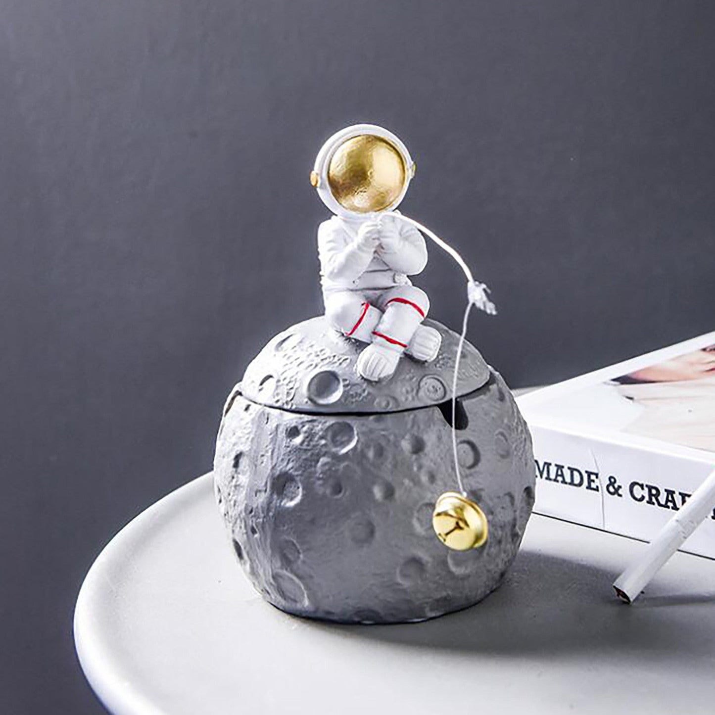 Astronaut Ashtray Creative With Lid Anti-flying Smoke Personality Trend Style3 0 - Tophatter Daily Deals