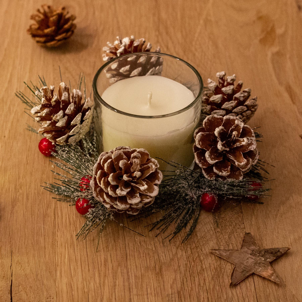 Christmas Wreath Scented Fragranced Candle Pot Ornament ~ Xmas Table Centrepiece Decoration ~ Red Wax - Spiced Apple & Cinnamon Scented Candle - Tophatter Daily Deals