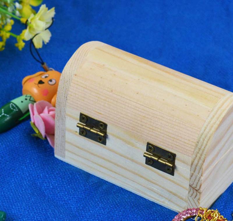 Beautifully wrapped gift ring jewelry box 0 - Tophatter Daily Deals