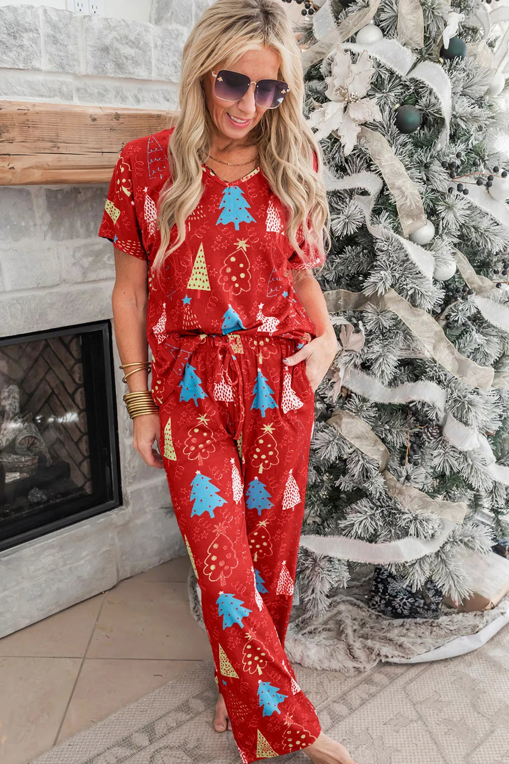 Red Christmas Tree Print V Neck Tee and Pants Lounge Set Loungewear & Sleepwear/Loungewear - Tophatter Daily Deals