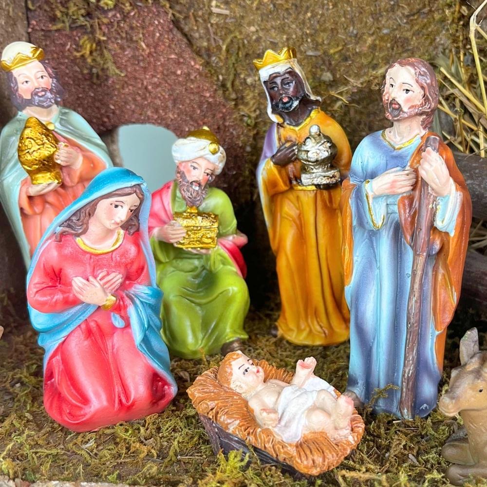 Traditional Nativity Set With 9 Detailed Figurines Nativity Set - Tophatter Daily Deals