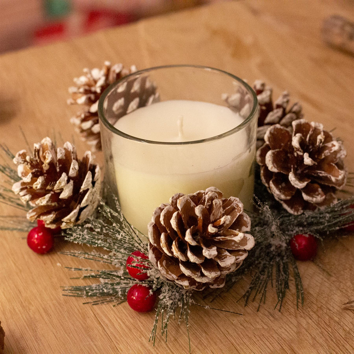 Christmas Wreath Scented Fragranced Candle Pot Ornament ~ Xmas Table Centrepiece Decoration ~ Red Wax - Spiced Apple & Cinnamon Scented Candle - Tophatter Daily Deals