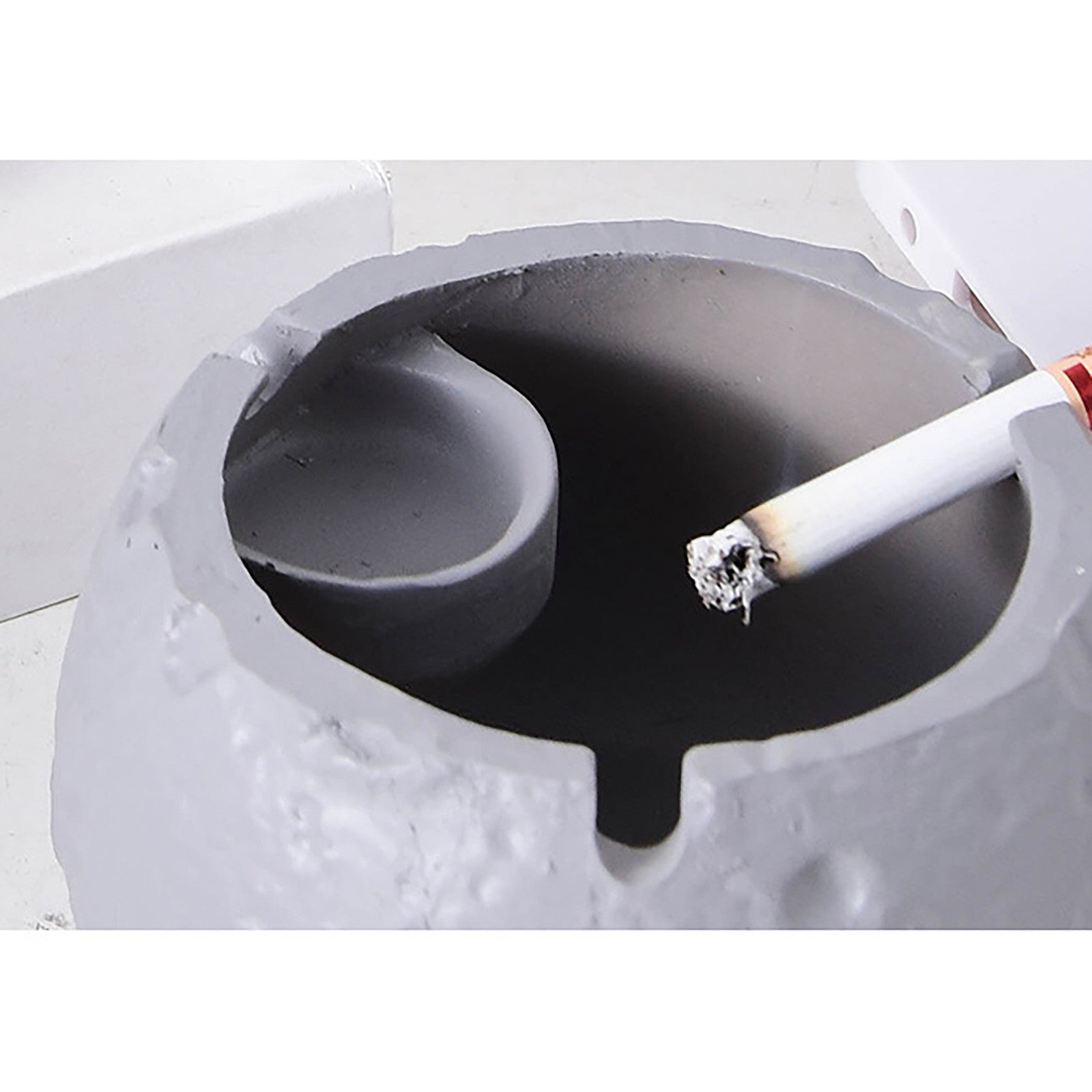 Astronaut Ashtray Creative With Lid Anti-flying Smoke Personality Trend 0 - Tophatter Daily Deals