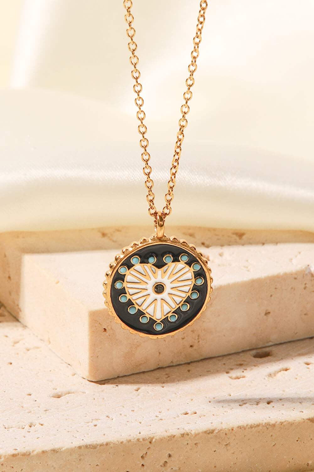 Heart Design Round Pendant Necklace Necklaces - Tophatter Daily Deals