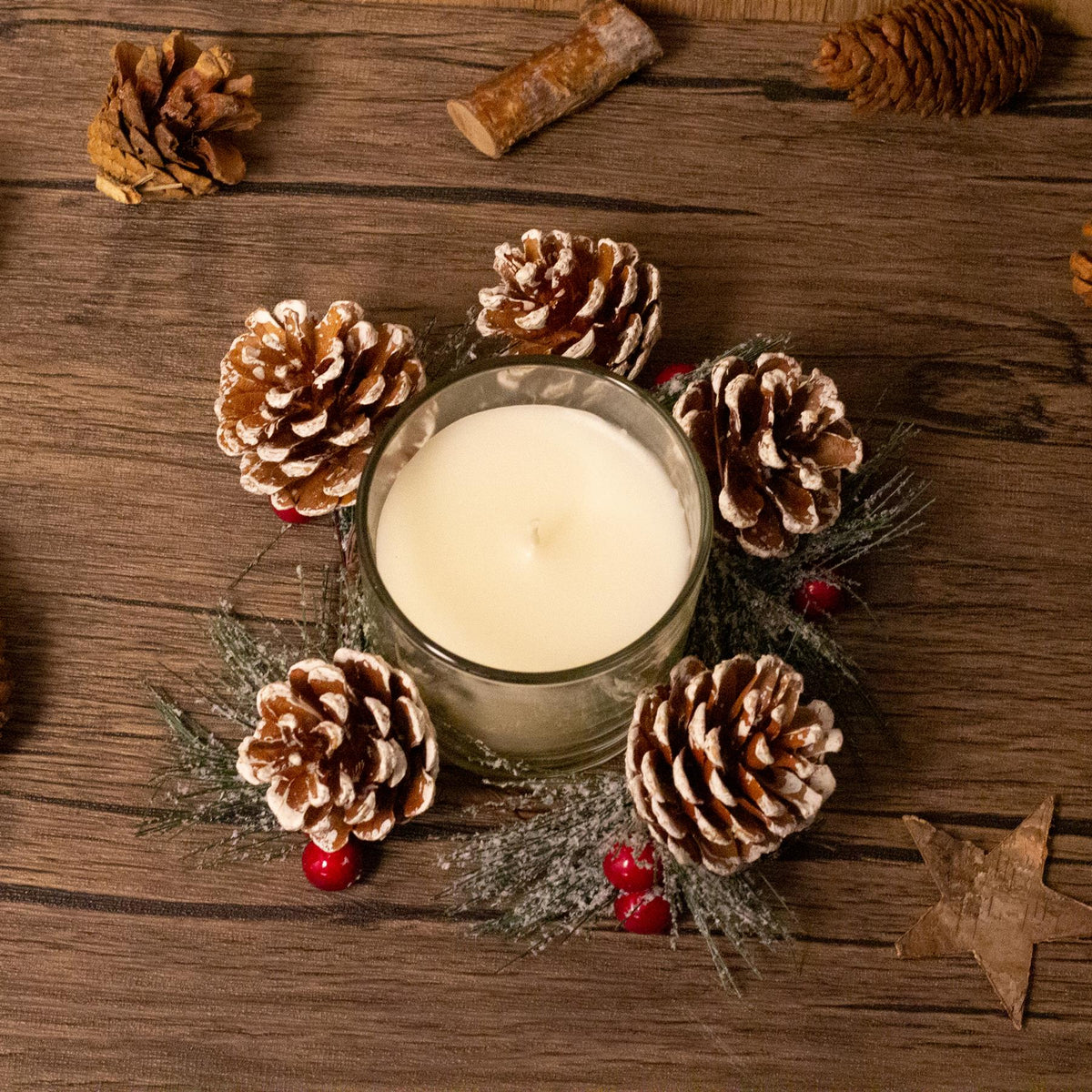 Christmas Wreath Scented Fragranced Candle Pot Ornament ~ Xmas Table Centrepiece Decoration ~ Red Wax - Spiced Apple & Cinnamon Scented Candle - Tophatter Daily Deals