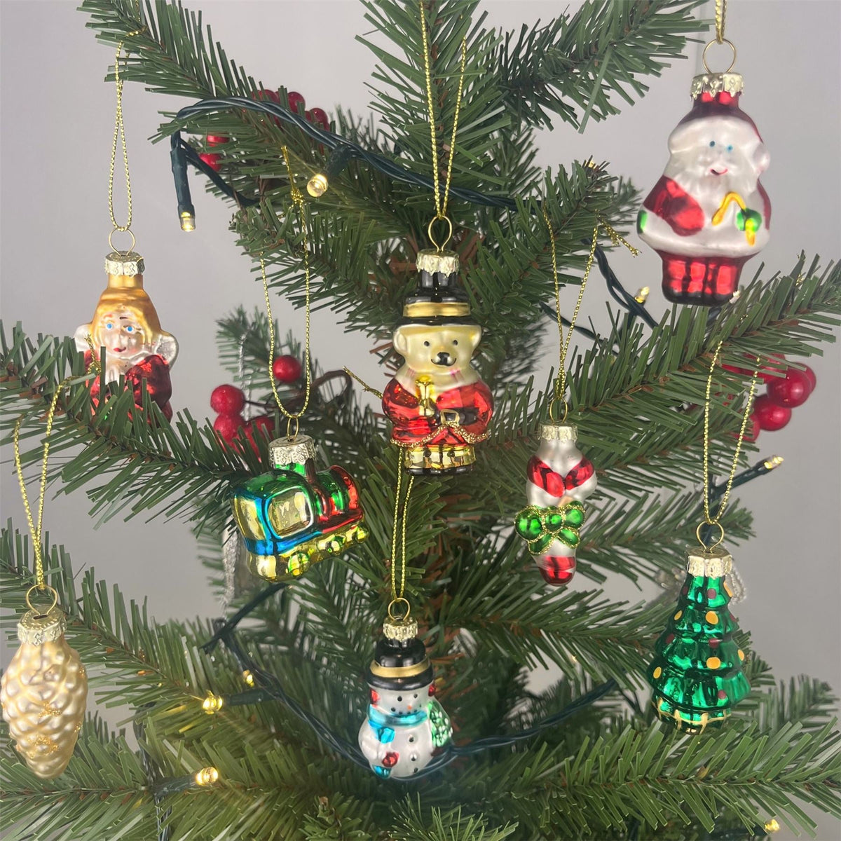 Set of 8 Nostalgia Christmas Baubles | 8 Traditional Christmas Tree Ornaments Baubles - Tophatter Daily Deals
