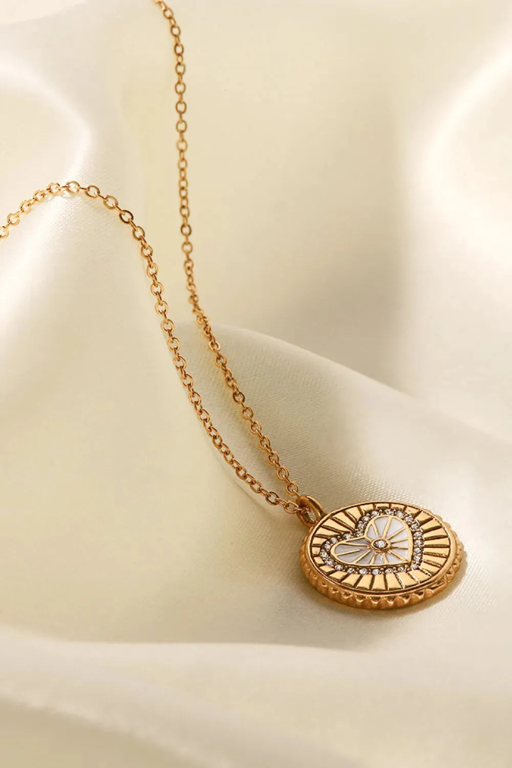 Heart Design Round Pendant Necklace Necklaces - Tophatter Daily Deals
