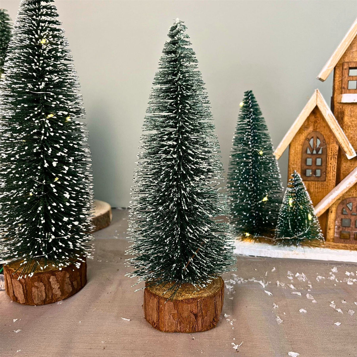 Medium Snowy Green Bottle Brush Christmas Tree | Snow-Flocked Pine Tree - 25cm Ornament - Tophatter Daily Deals