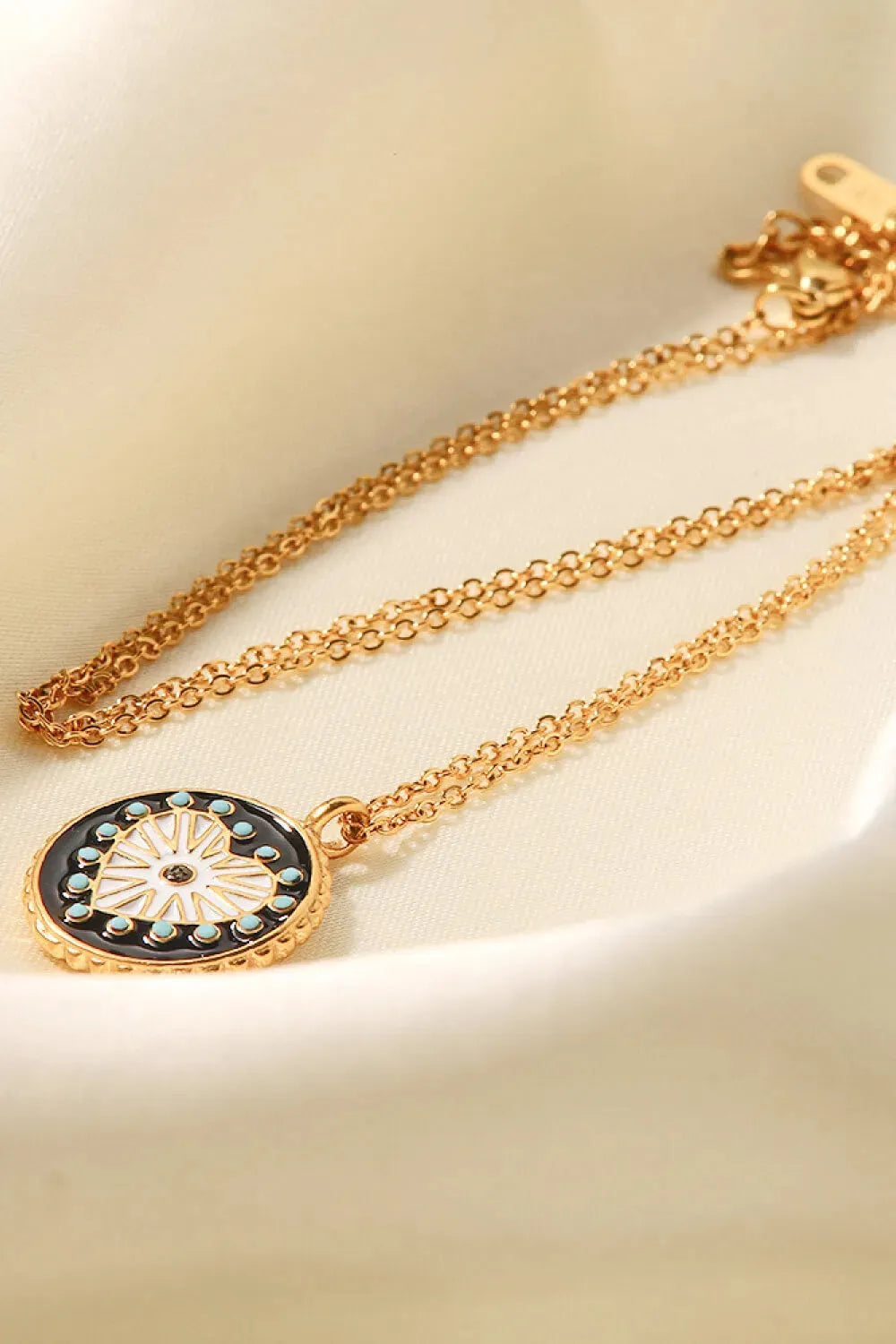 Heart Design Round Pendant Necklace Necklaces - Tophatter Daily Deals