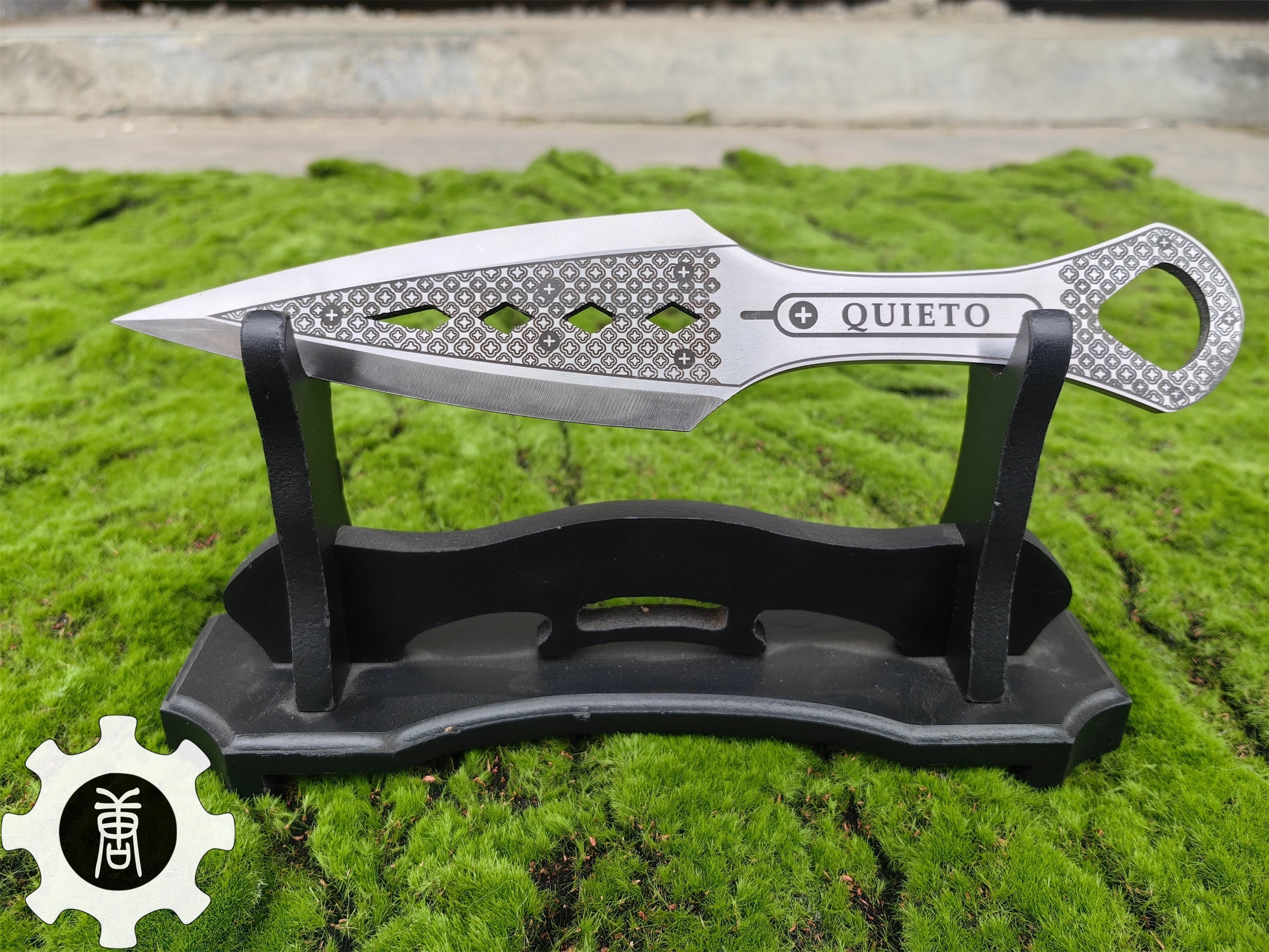 Hand-Forged Steel Wraith Heirloom Kunai Blunt Blade Replica Kunai & Wooden Stand - Tophatter Daily Deals