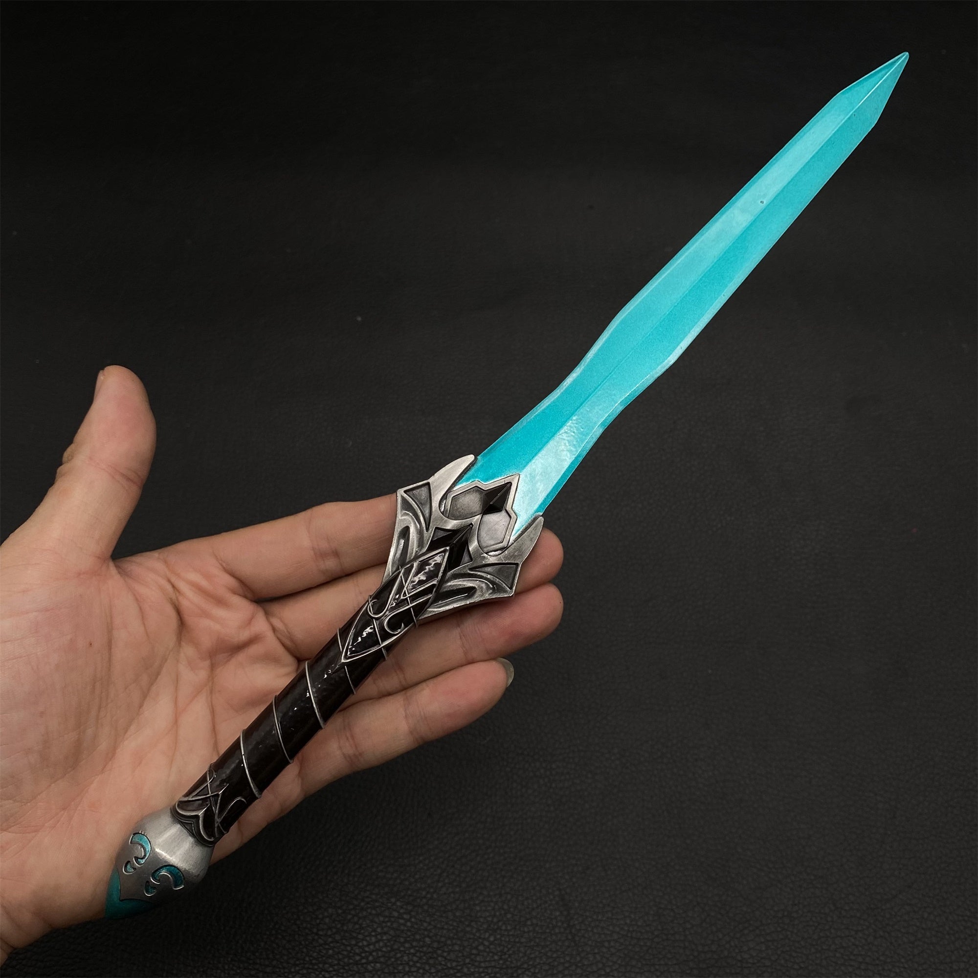 Chillrend Sword 1/2 Scale Metal Meplica Decoration - Tophatter Daily Deals