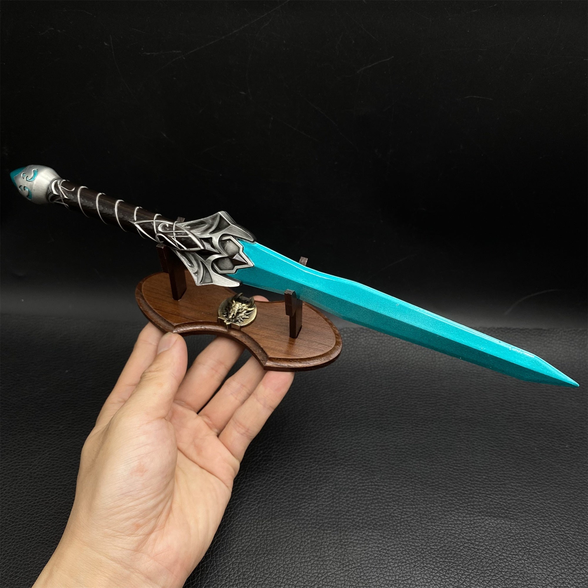 Chillrend Sword 1/2 Scale Metal Meplica Decoration - Tophatter Daily Deals