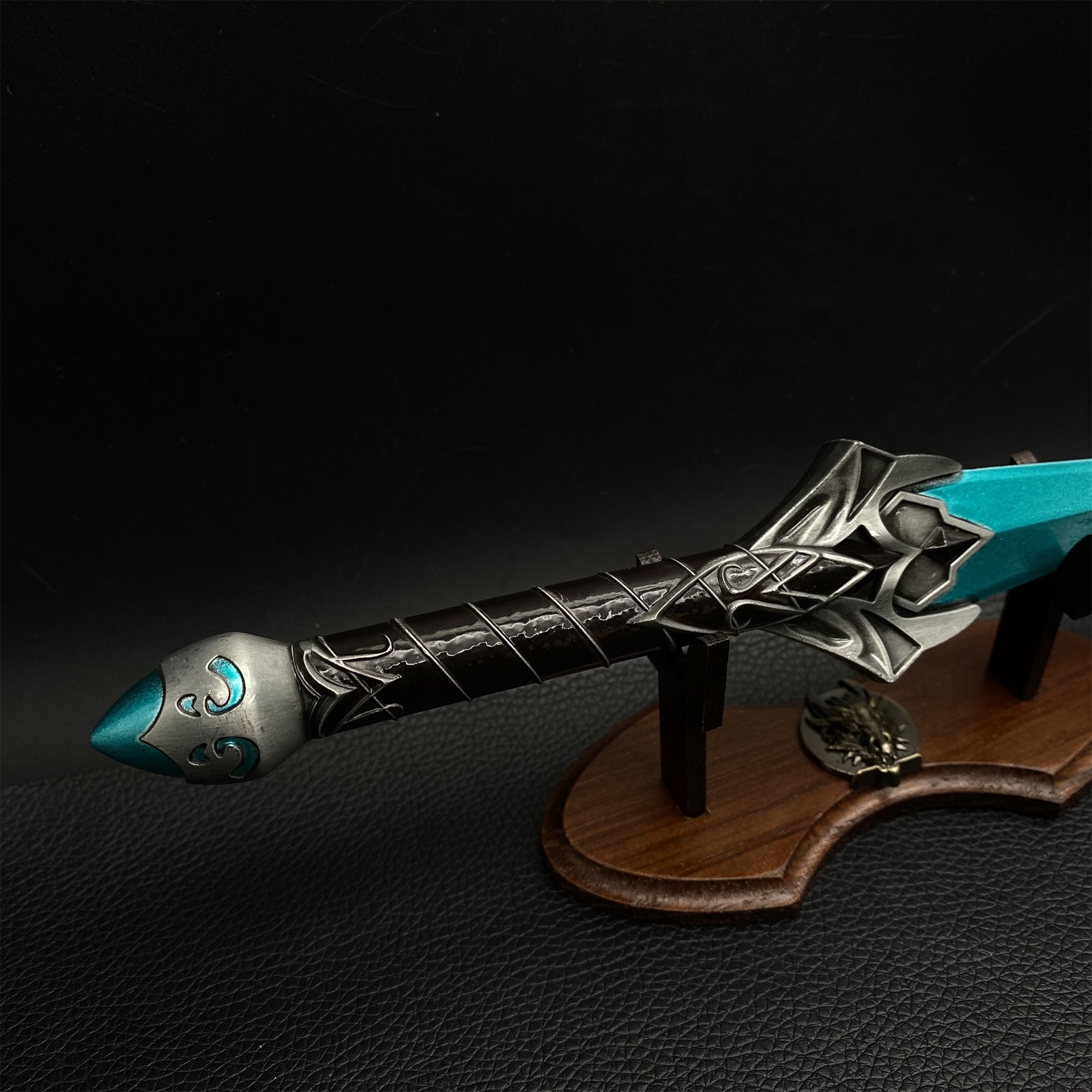 Chillrend Sword 1/2 Scale Metal Meplica Decoration - Tophatter Daily Deals