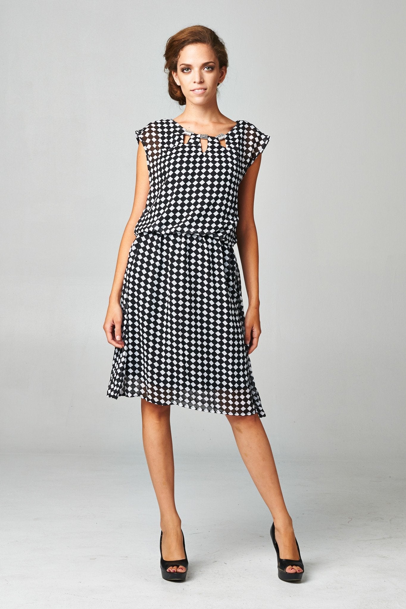 Women's Printed Chiffon Blouson Dress with Neck Trim Black White 023006 Dresses / Midi - Tophatter Daily Deals