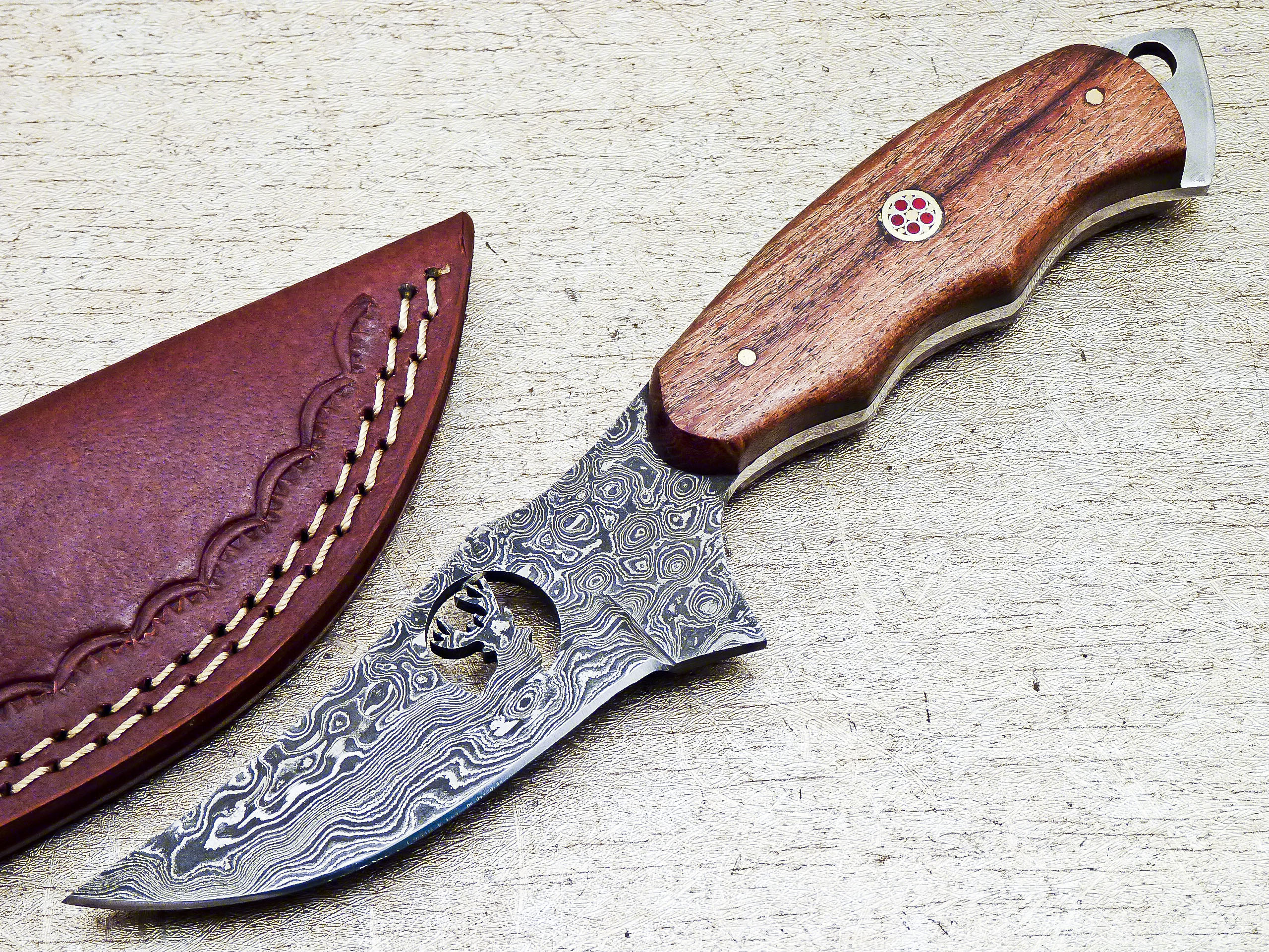 Damascus Steel Handmade Hunting Skinning Knife 8.25" - Tophatter's Guns'N'Weapons Store Collectible Weapons - Tophatter Daily Deals