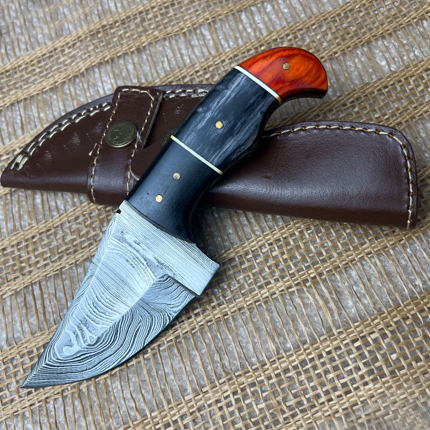 Damascus Steel Custom Handmade Hunting Skinning Knife 7" - TOPHATTER'S ARMORY DEALS Collectible Weapons - Tophatter Daily Deals