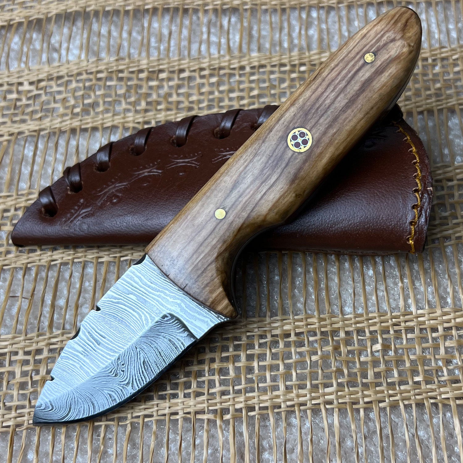 Damascus Steel Custom Handmade Hunting Skinning Knife - TOPHATTER'S ARMORY DEALS Collectible Weapons - Tophatter Daily Deals