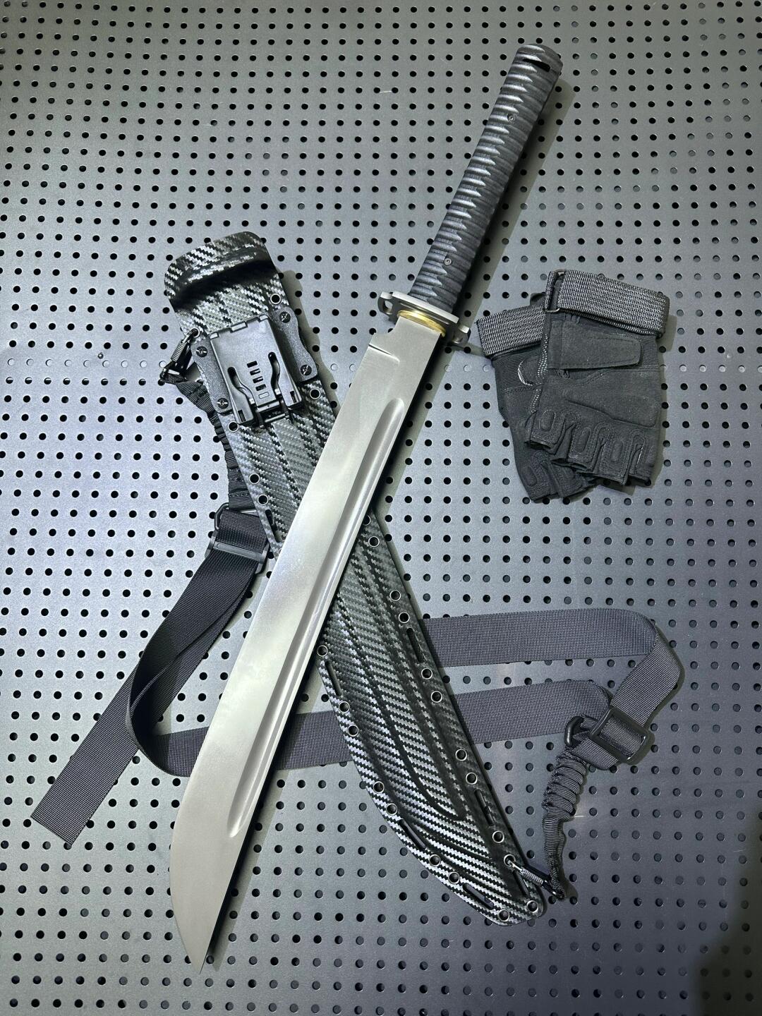 Gorilla Tactical Knife - Tophatter Daily Deals