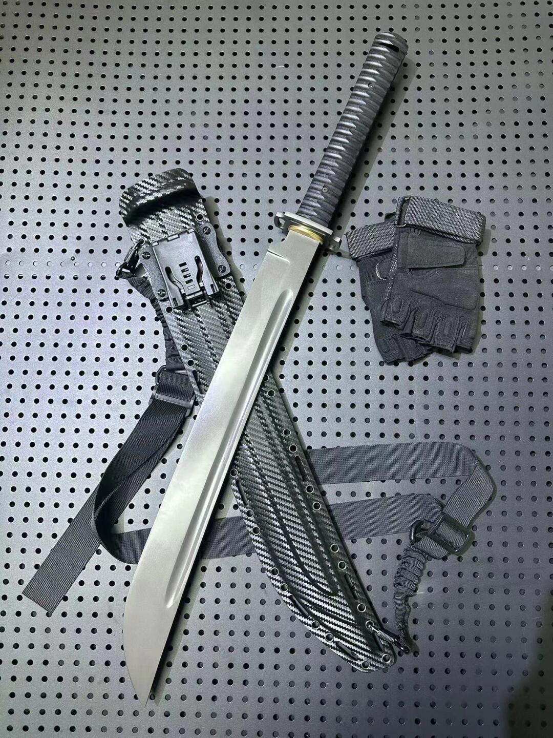 Gorilla Tactical Knife - Tophatter Daily Deals