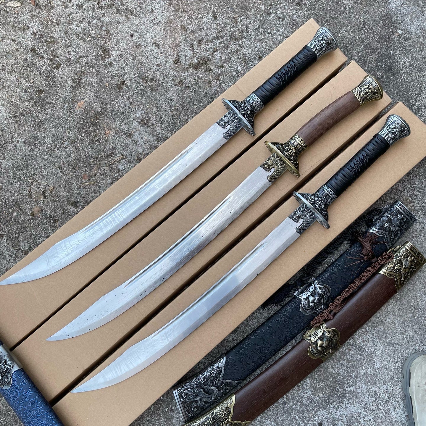 Handmade Tiger High Manganese Steel Chinese Sword - Tophatter Daily Deals