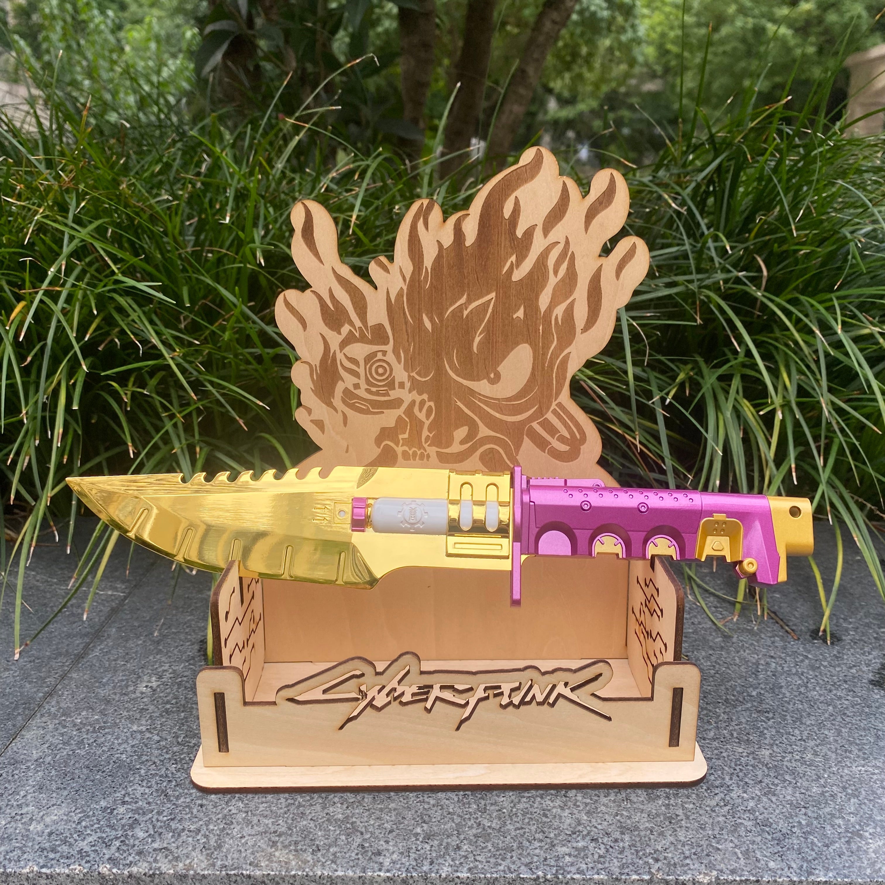 Headhunter Life Size Metal Replica - Tophatter Daily Deals