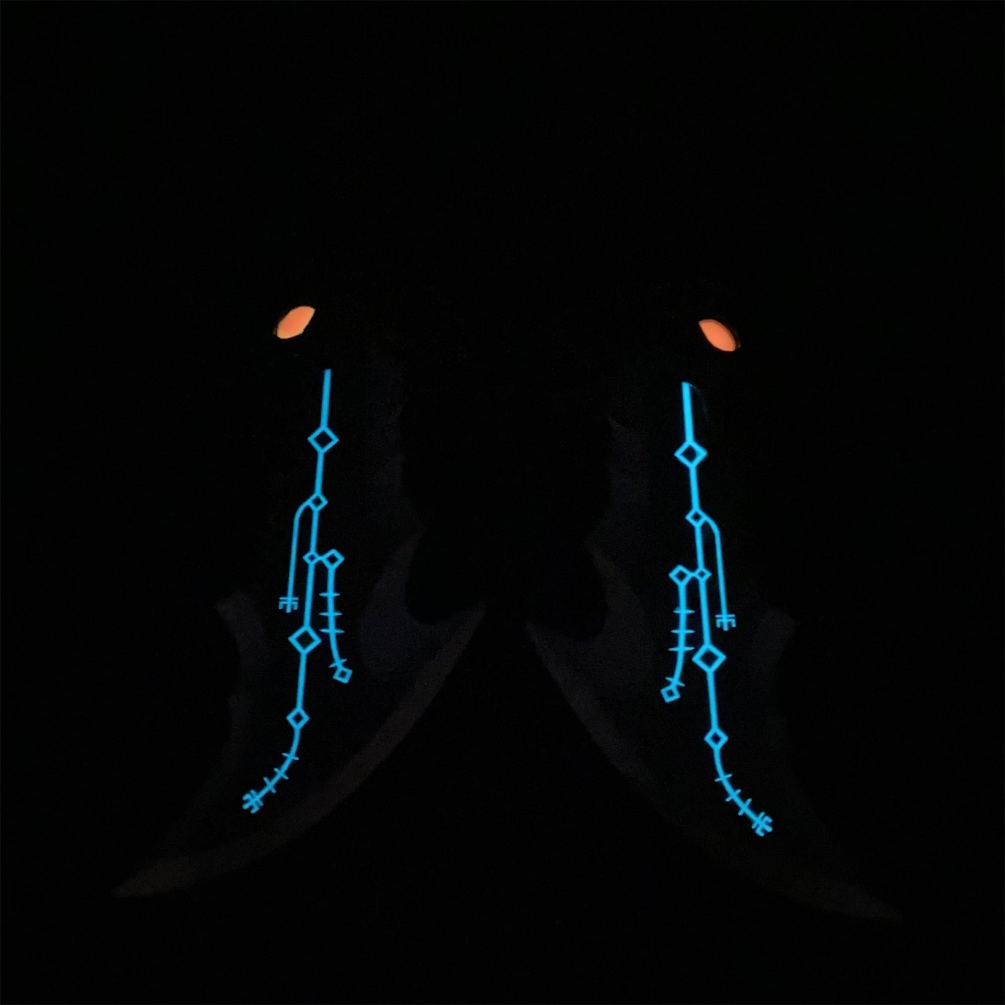 Blades of Chaos 1:2 Luminous Metal Replica USA Only (No Tariffs) - Tophatter Daily Deals