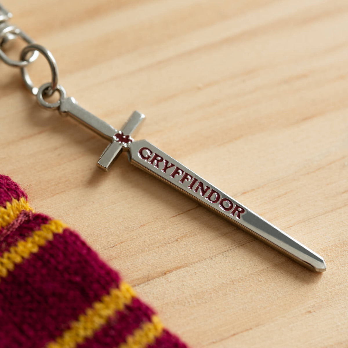 Harry Potter – Gryffindor Scarf Keyring Keyring - Tophatter Daily Deals