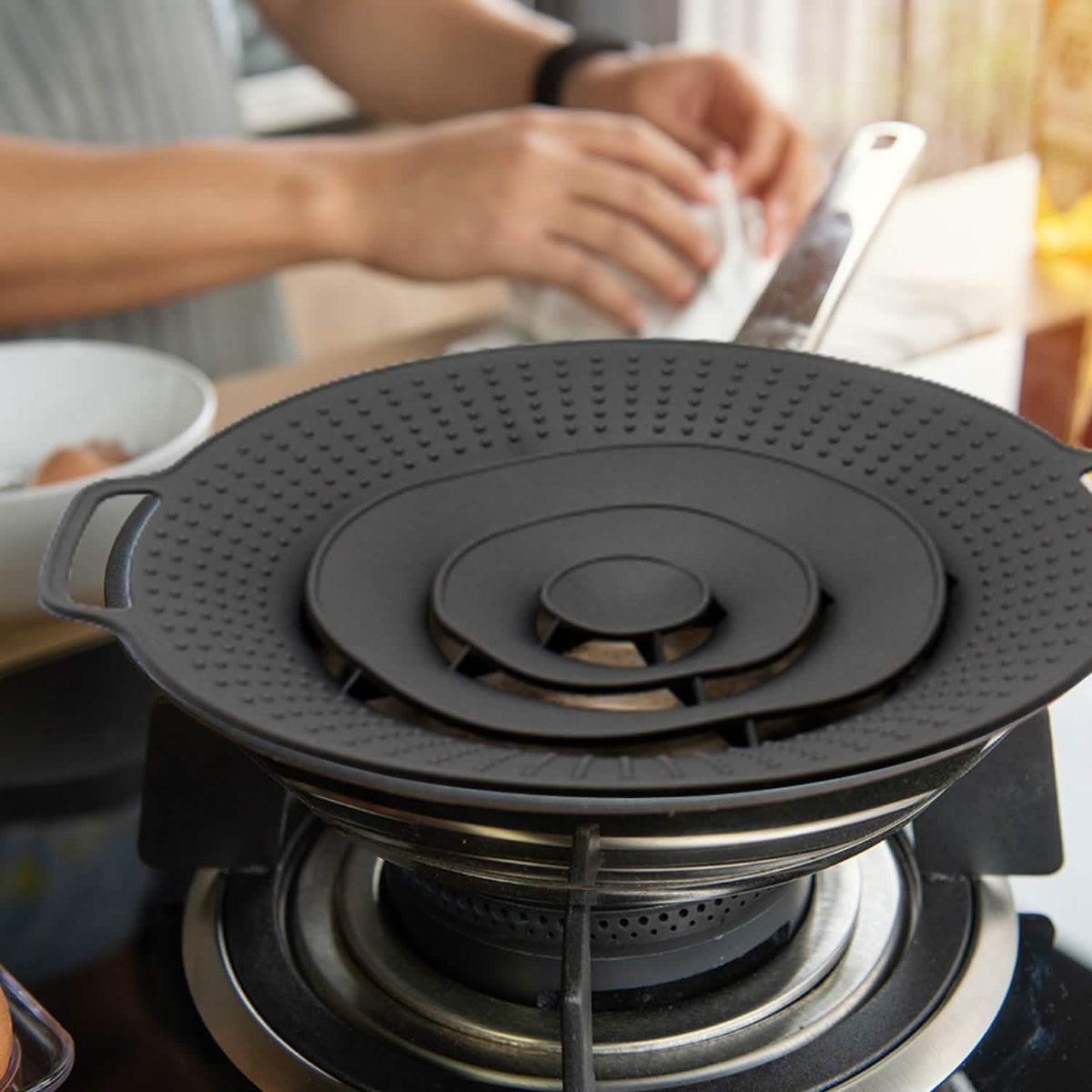 Boil Over Spill Stopper Safeguard Lid Cover For Pots And Pans Kitchen Tools & Gadgets - Tophatter Daily Deals