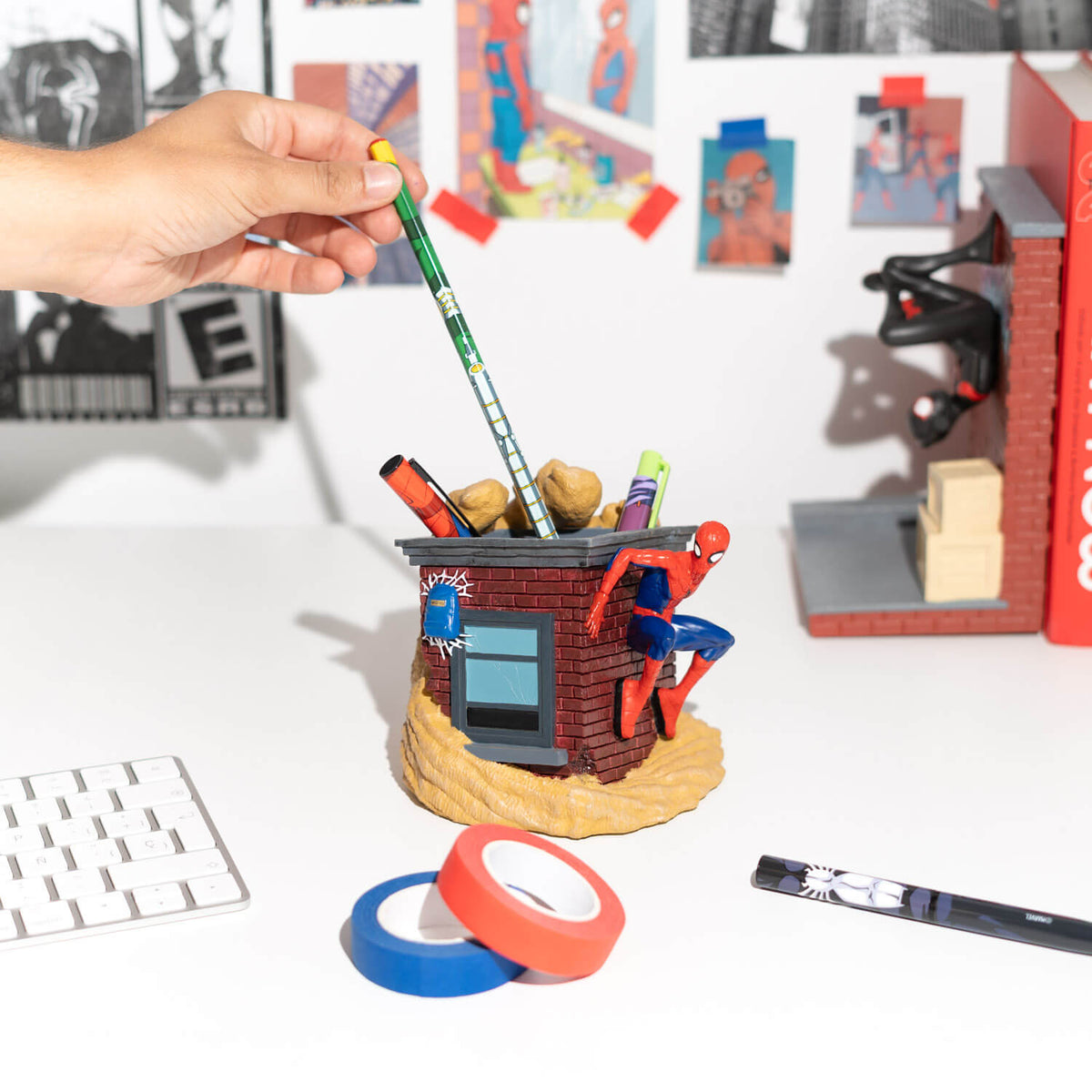 Marvel – Spider-Man Pen Holder with Stationery Set Pen - Tophatter Daily Deals