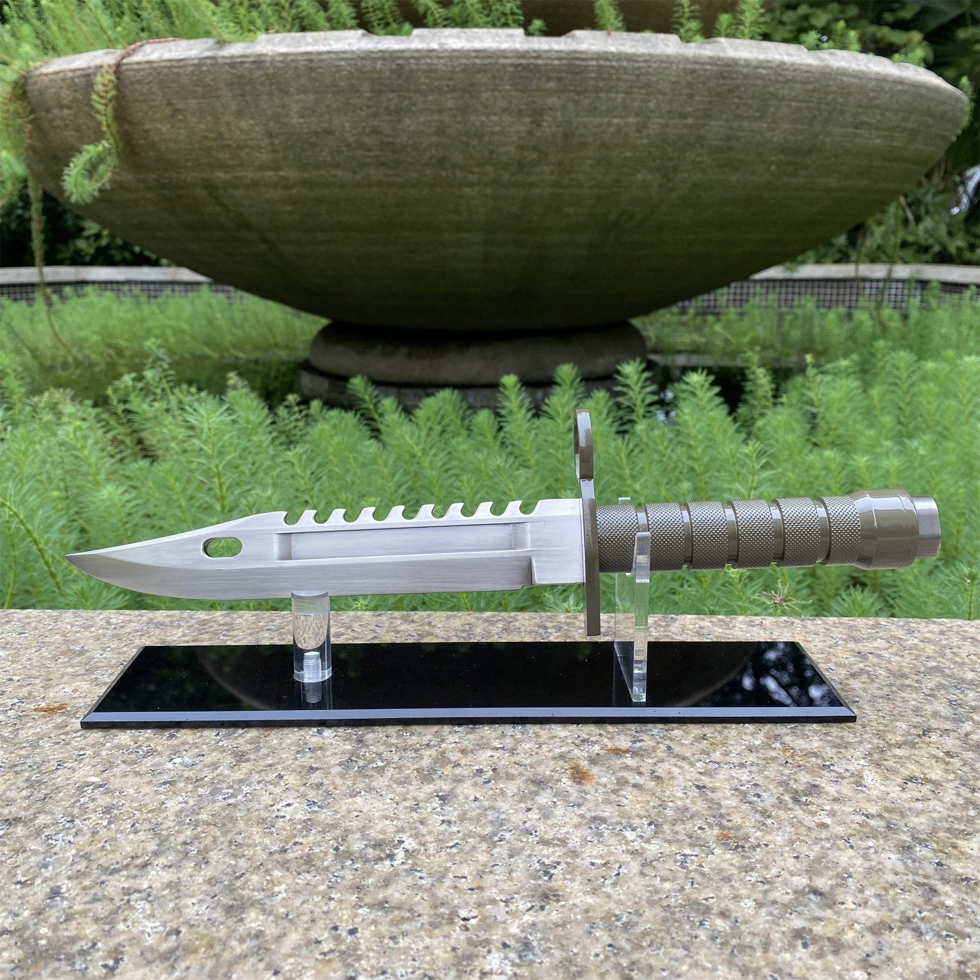 Re4 M9 Dagger Blunt Blade Metal Replica With Acrylic Stand - Tophatter Daily Deals