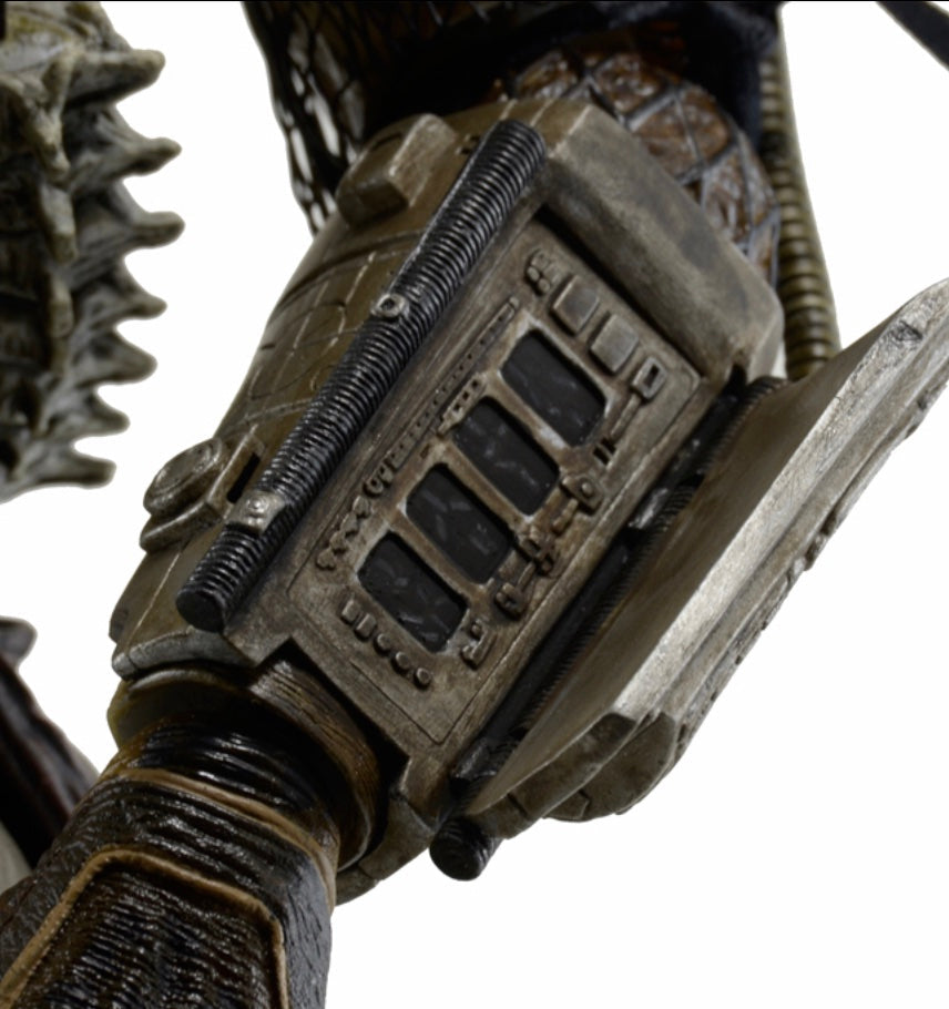 Predator - 1:4 Scale Predator jungle Hunter with LED Lights (19") Collectible Figure - Tophatter Daily Deals