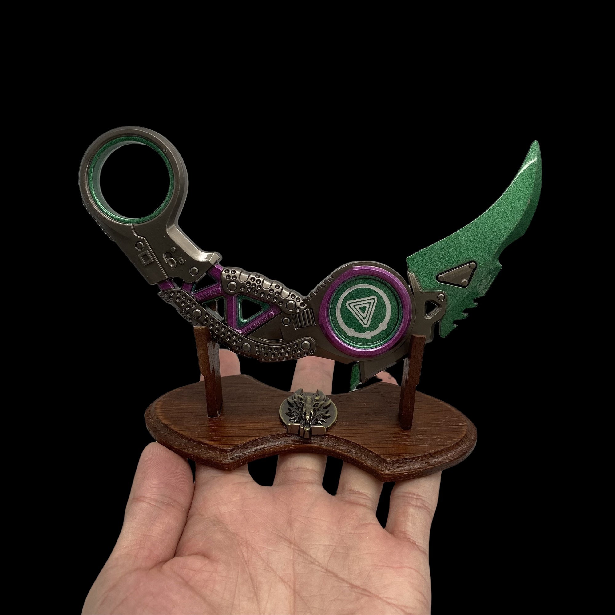 Raptor's Claw Karambit Metal Replica-Economic Version Green & Stand - Tophatter Daily Deals