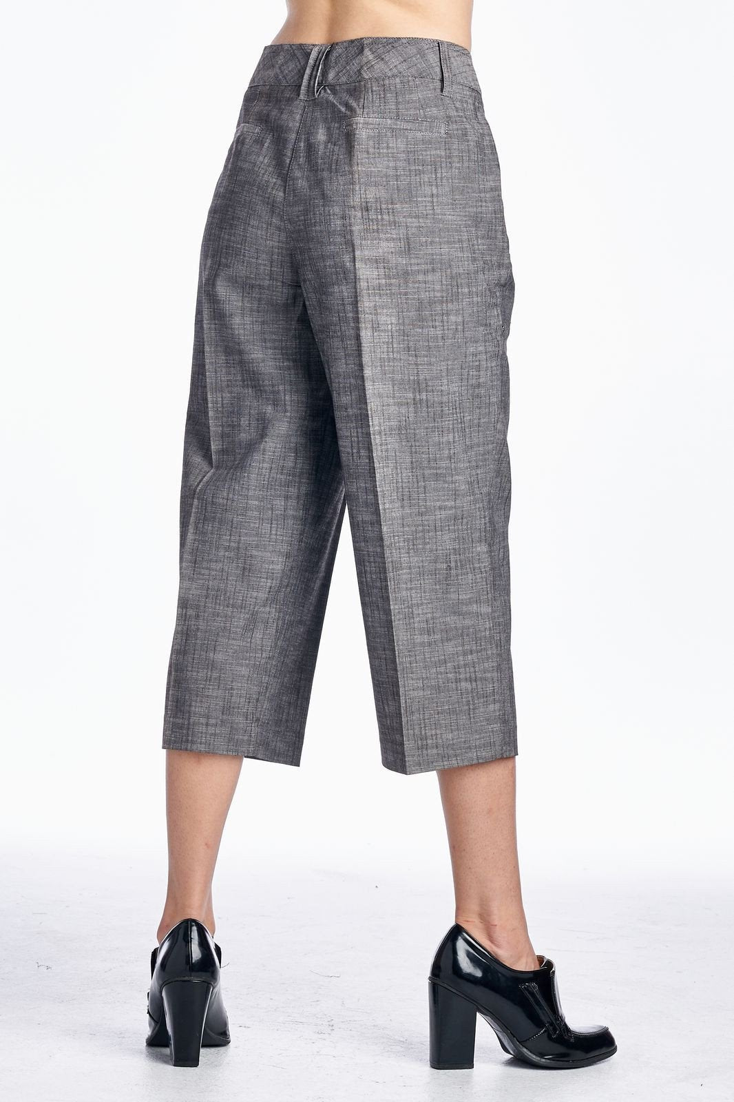 Larry Levine Capris Capris - Tophatter Daily Deals