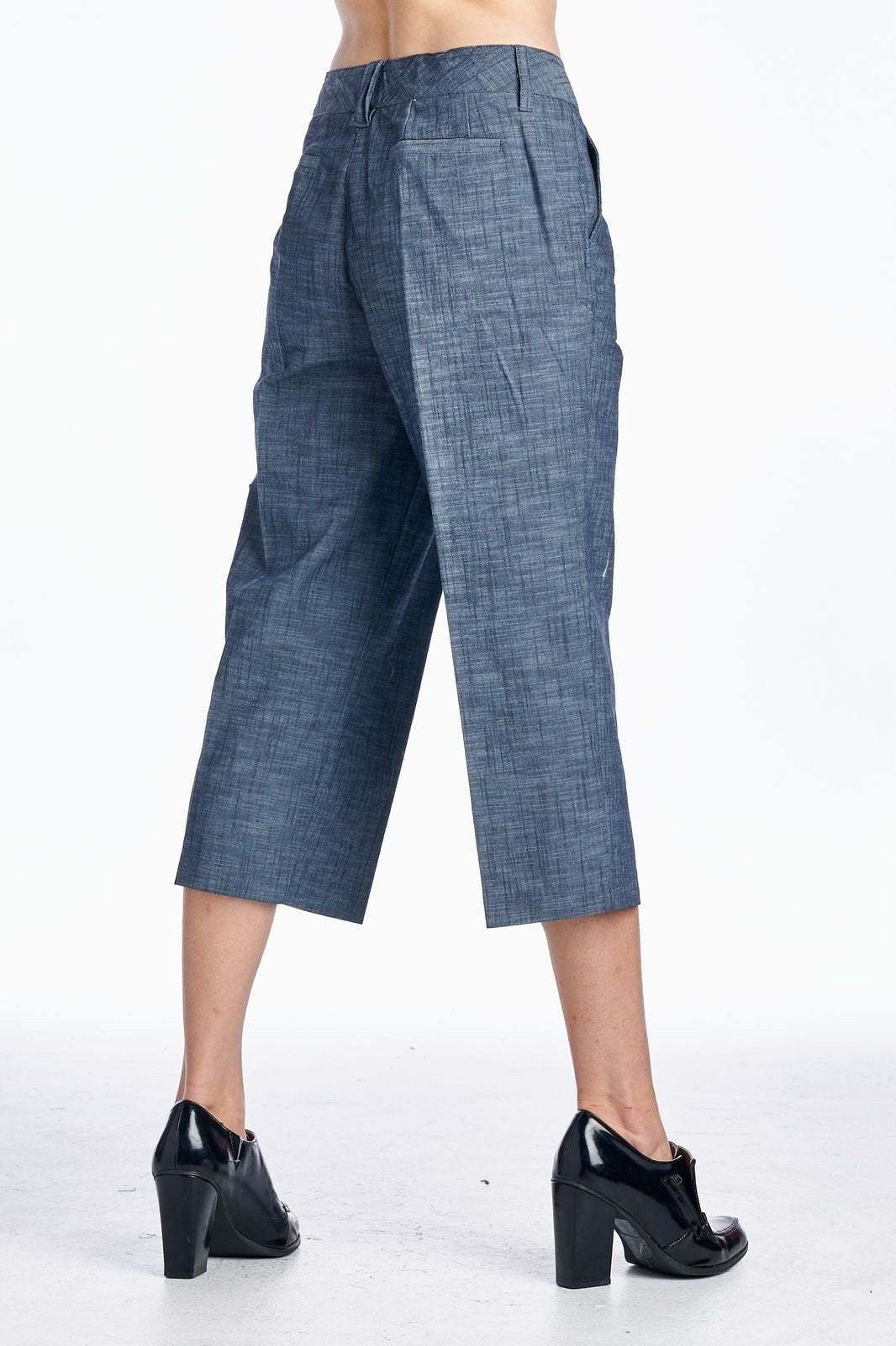 Larry Levine Capris Capris - Tophatter Daily Deals