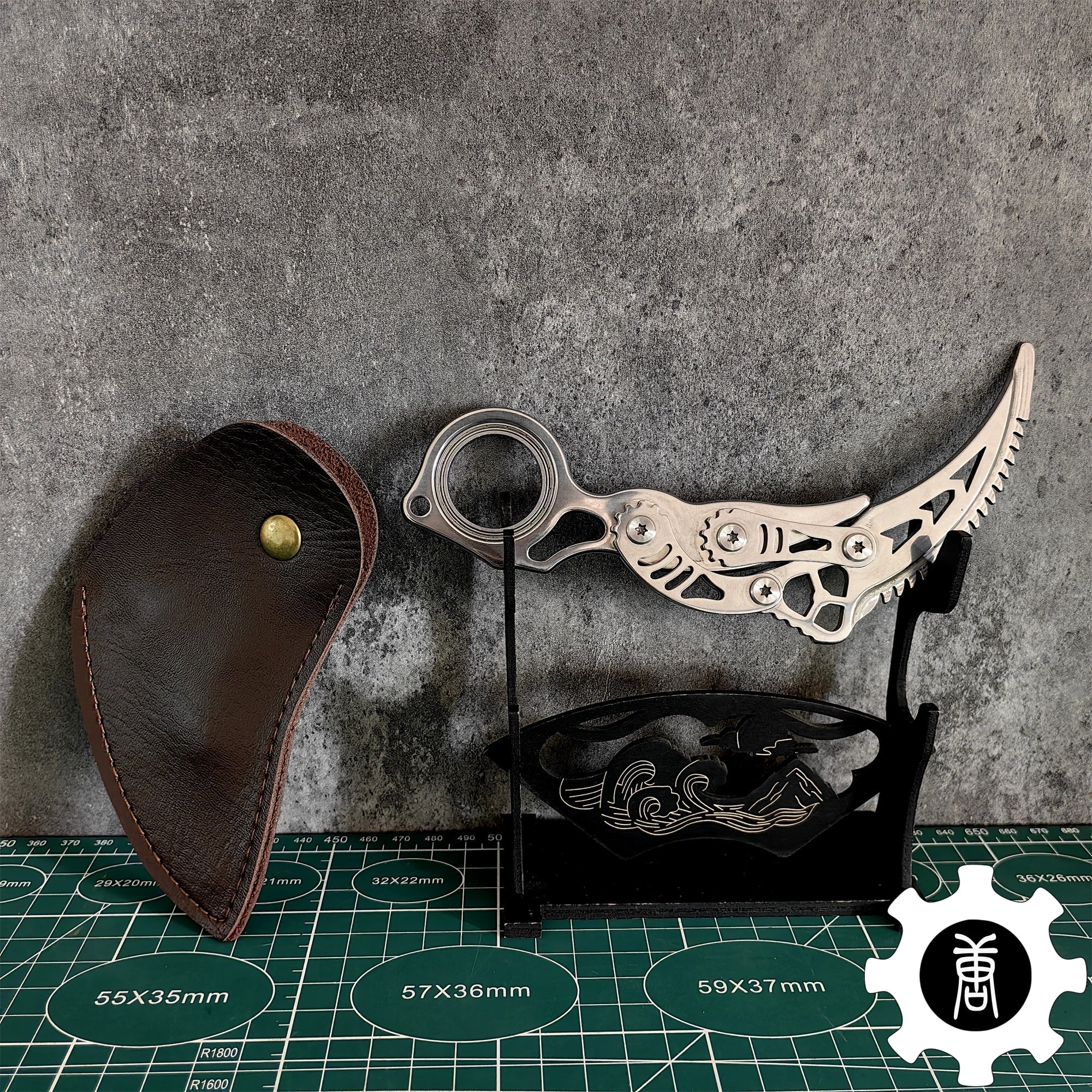 High-End Steel Karambit Knife Blunt Blade Karambit Trainer Karambit & Stand - Tophatter Daily Deals