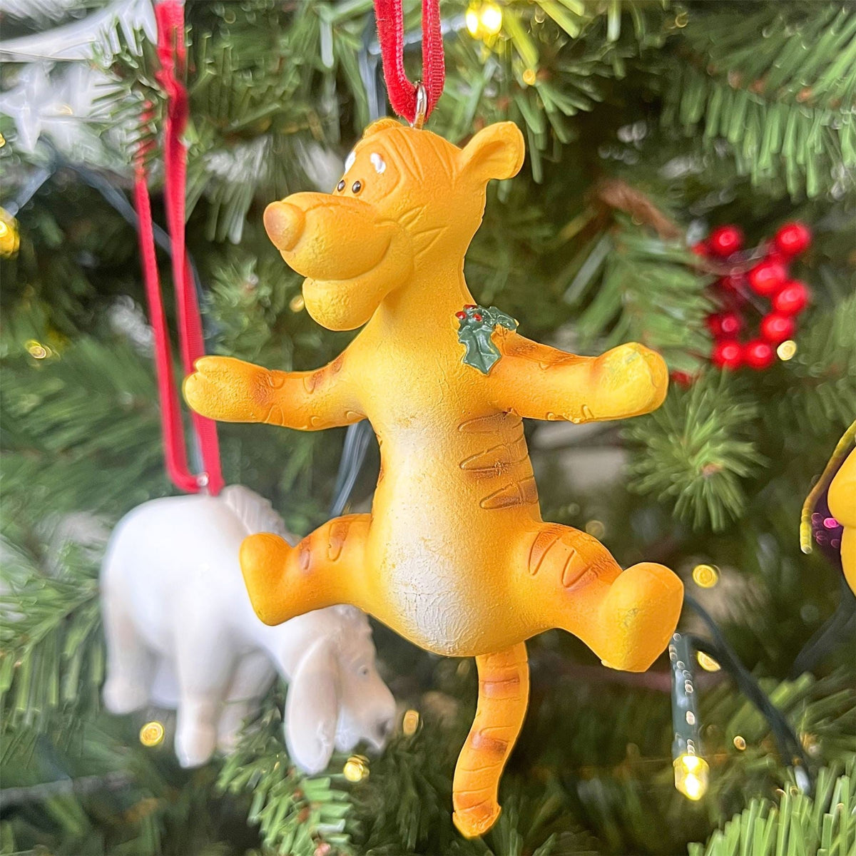 Tigger Christmas Tree Decoration with Holly, Gisela Graham 9.5cm Baubles - Tophatter Daily Deals