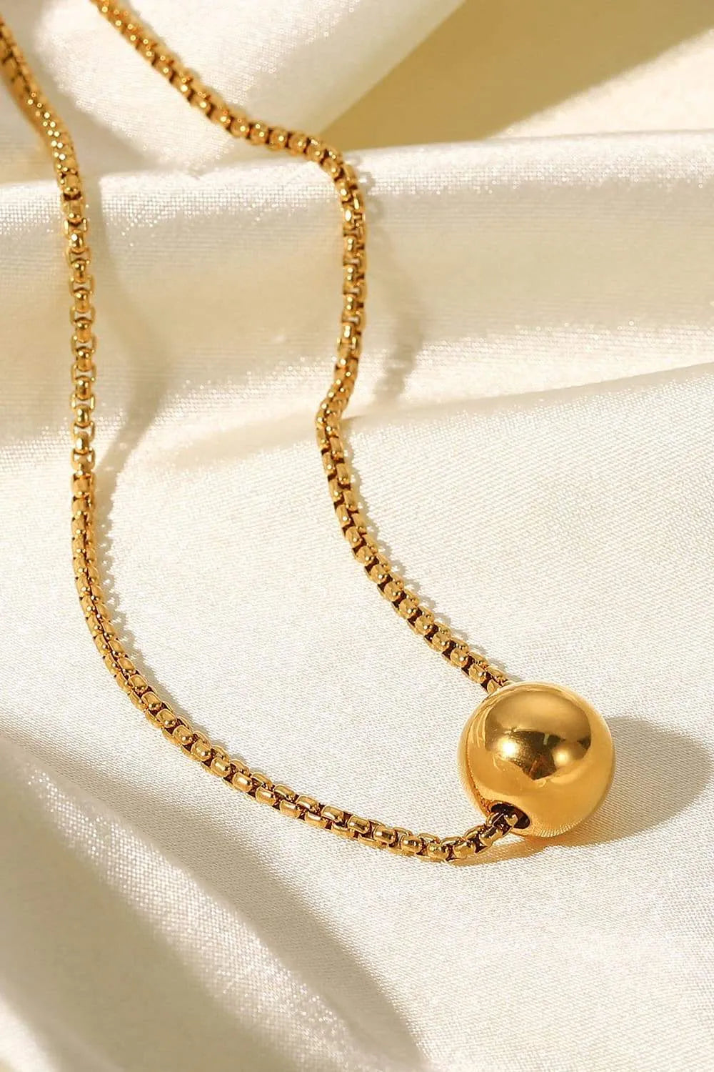 18K Gold-Plated Round Shape Pendant Necklace Necklaces - Tophatter Daily Deals