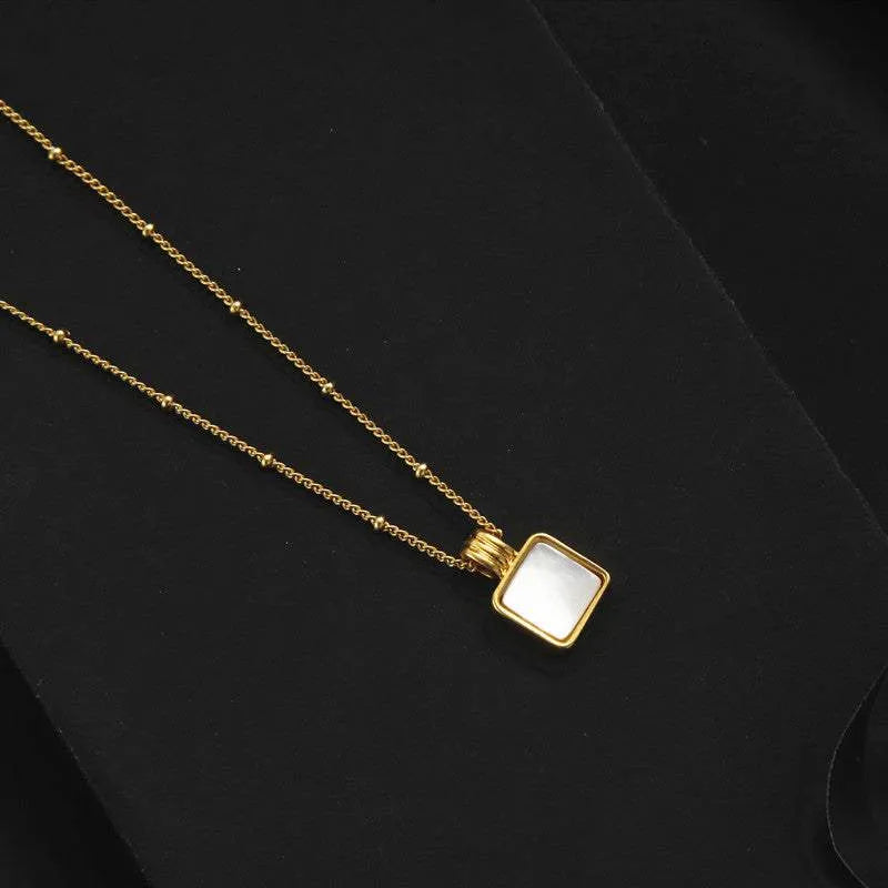 Retro Style Distressed Malachite Necklace White Mother Shell Necklace Necklaces - Tophatter Daily Deals