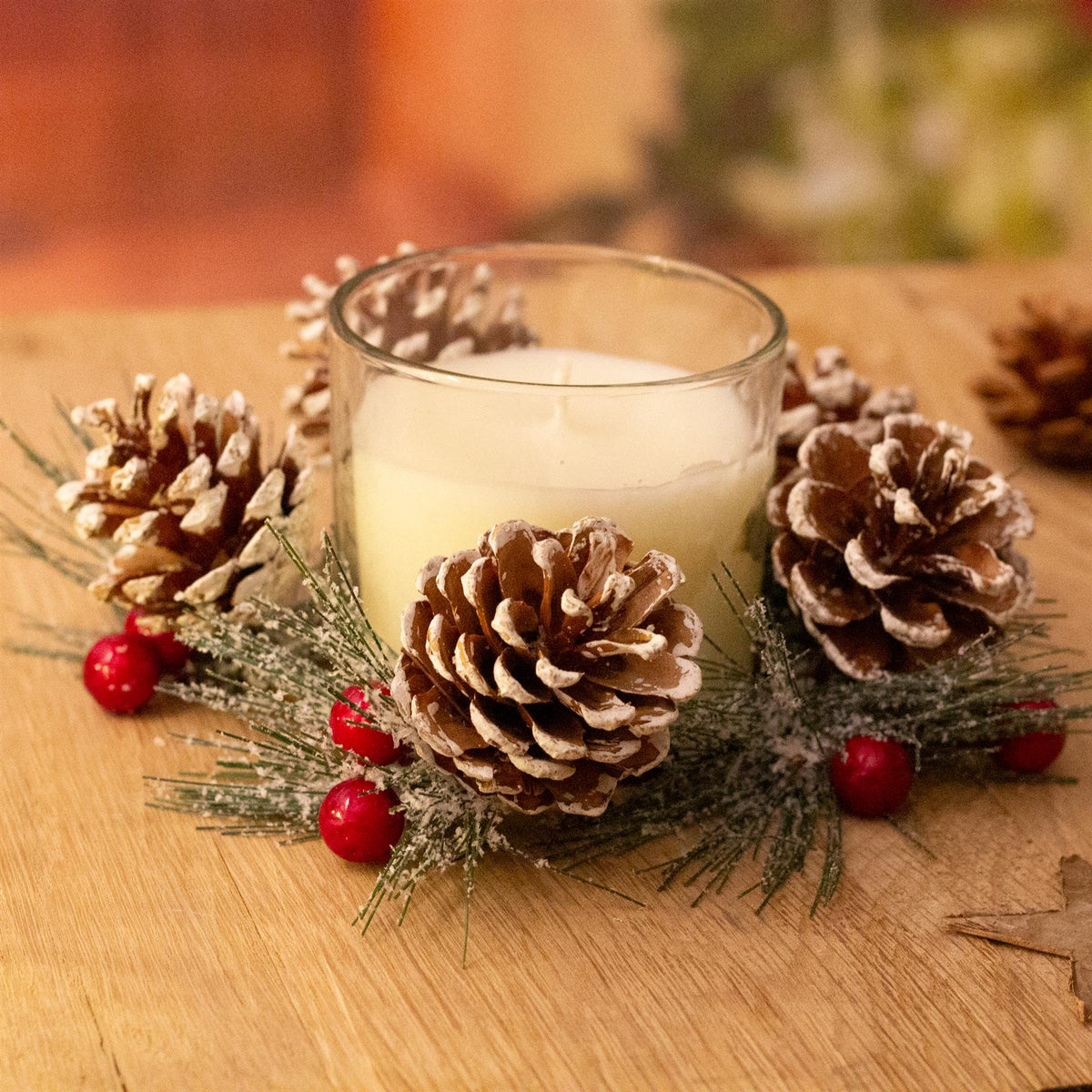 Christmas Wreath Scented Fragranced Candle Pot Ornament ~ Xmas Table Centrepiece Decoration ~ Red Wax - Spiced Apple & Cinnamon Scented Candle - Tophatter Daily Deals