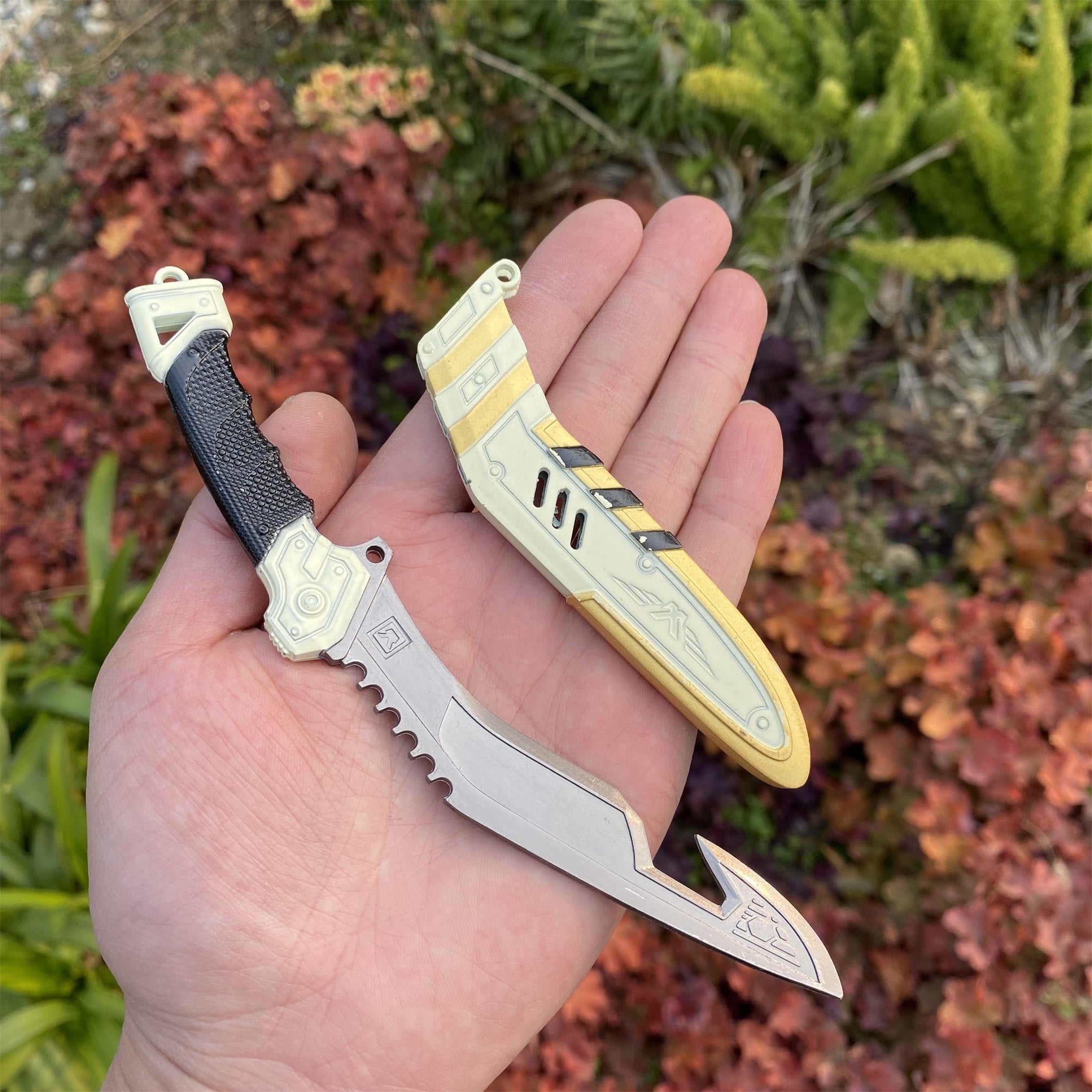 Mini Scale Bloodhound Wraith Gibraltar Mirage Wattson Crypto Valkyrie Heirloom Metal Crafts Bangalore Heirloom 17CM - Tophatter Daily Deals