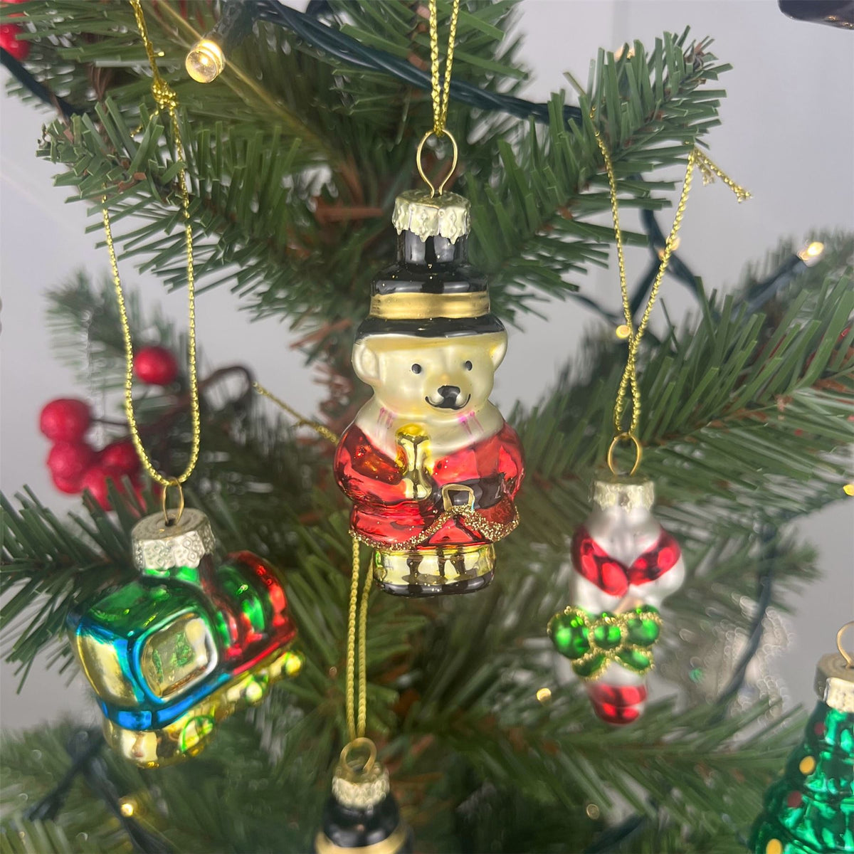 Set of 8 Nostalgia Christmas Baubles | 8 Traditional Christmas Tree Ornaments Baubles - Tophatter Daily Deals