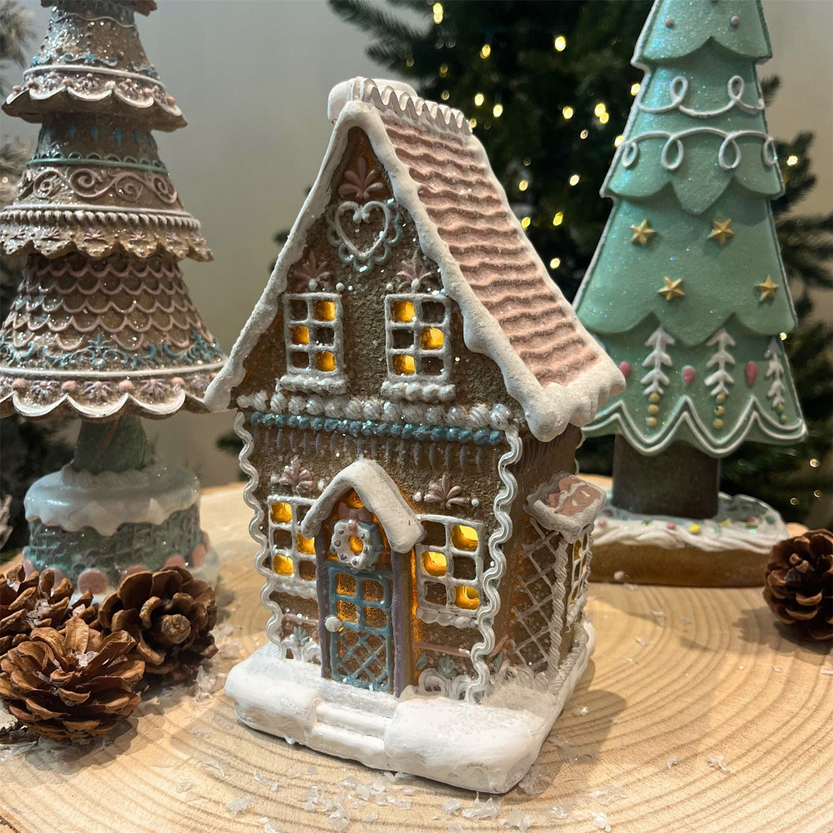LED Gingerbread House | Light-Up Christmas Gingerbread House Ornament - 20cm Ornament - Tophatter Daily Deals