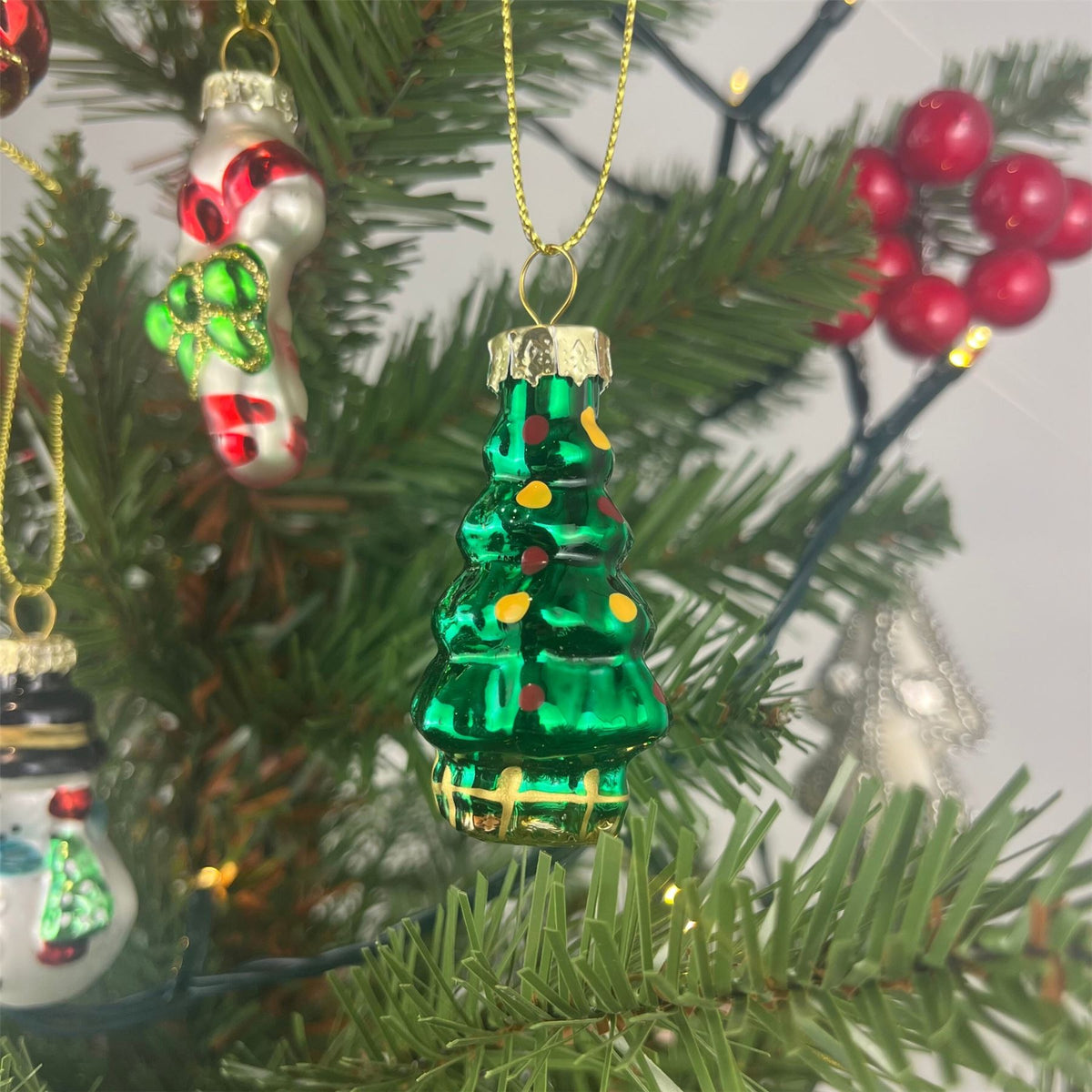 Set of 8 Nostalgia Christmas Baubles | 8 Traditional Christmas Tree Ornaments Baubles - Tophatter Daily Deals
